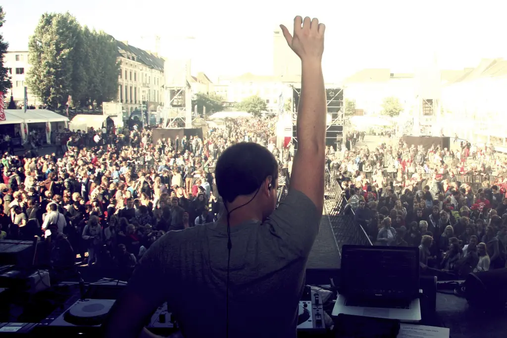 DJ Gery met opgestoken arm voor een volledig gevulde Sint-Pietersplein in Gent
