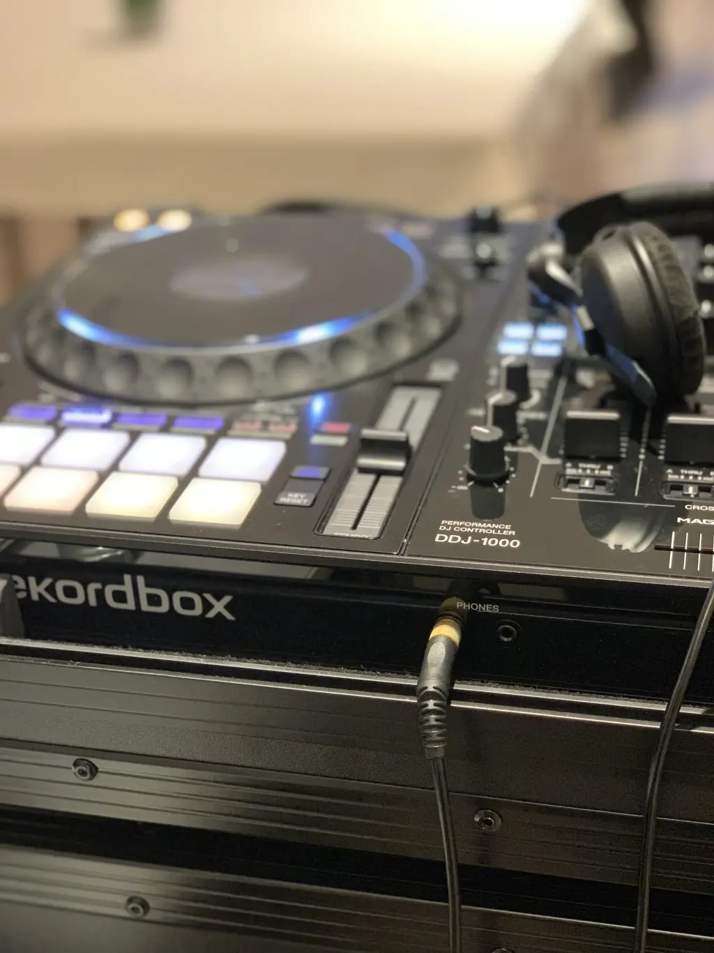 Pioneer DDJ-1000 DJ-controller met koptelefoon