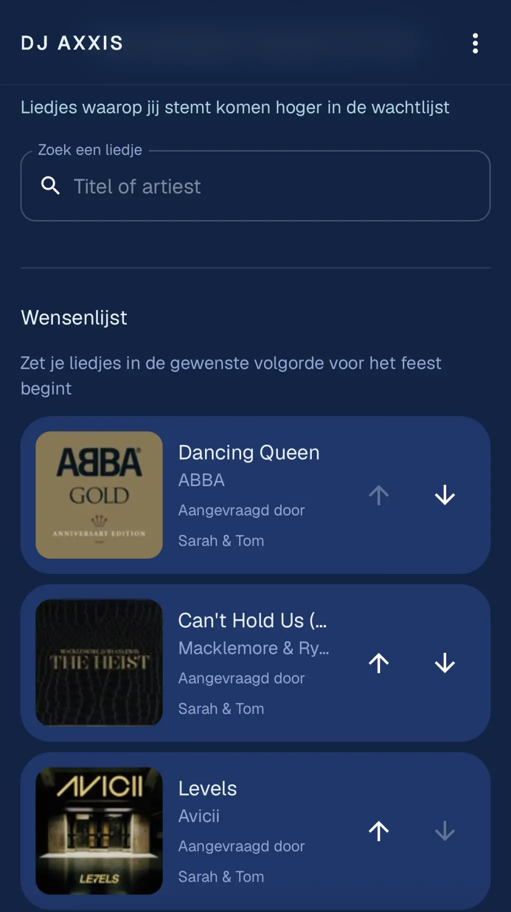 De wensenlijst van de organisator met drie nummers, albumhoezen en pijltjes om de volgorde aan te passen