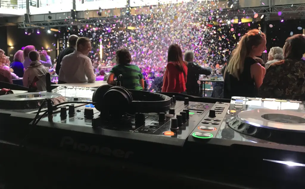 Confetti boven de dansvloer tijdens een bedrijfsevent